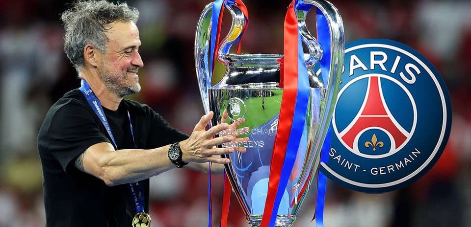 Entrenador de PSG levantando trofeo de la UEFA Champions League