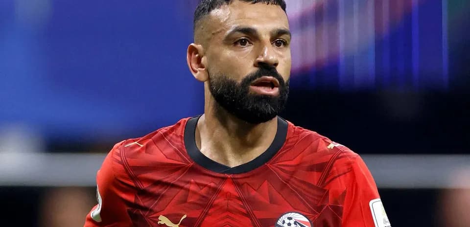 Jugador de fútbol en camiseta roja durante el partido