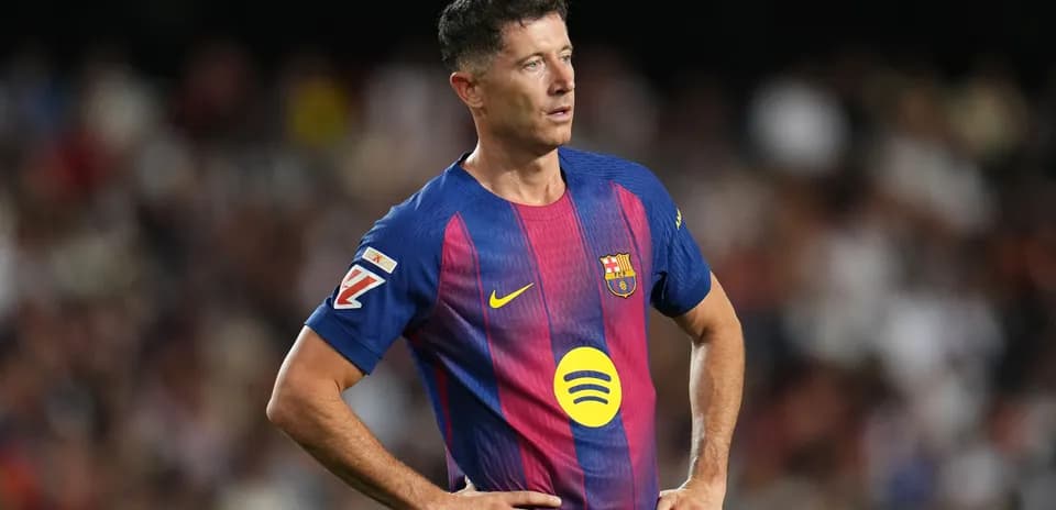 Jugador de Barcelona con camiseta en campo de juego