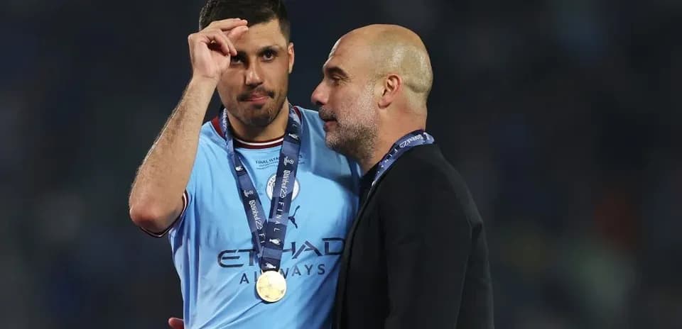 Jugador con medalla hablando con entrenador tras partido