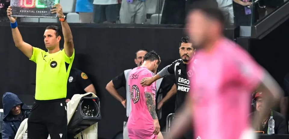Sustitución de jugador en partido, Messi saliendo del campo