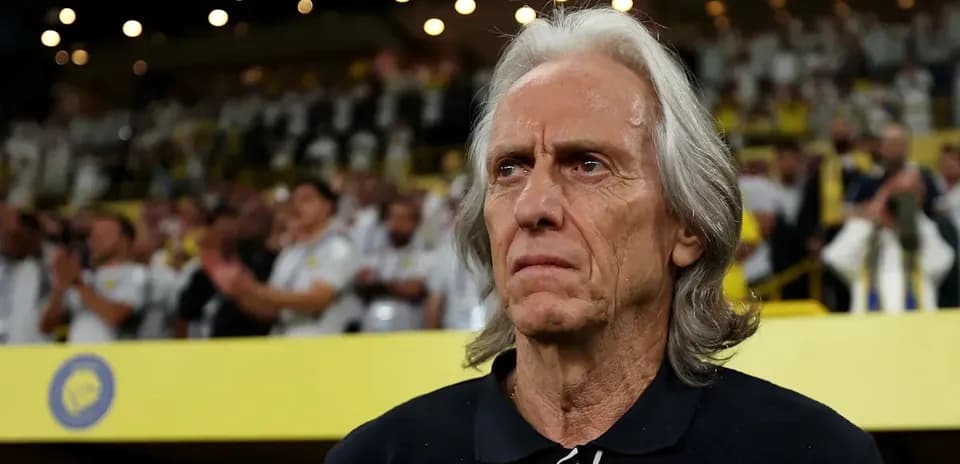 Entrenador observando a los aficionados en el estadio