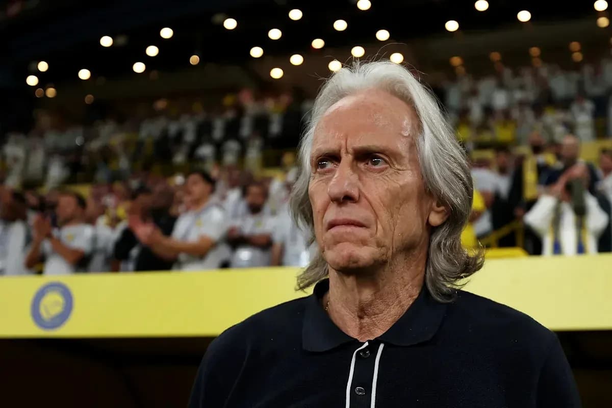 Entrenador observando a los aficionados en el estadio