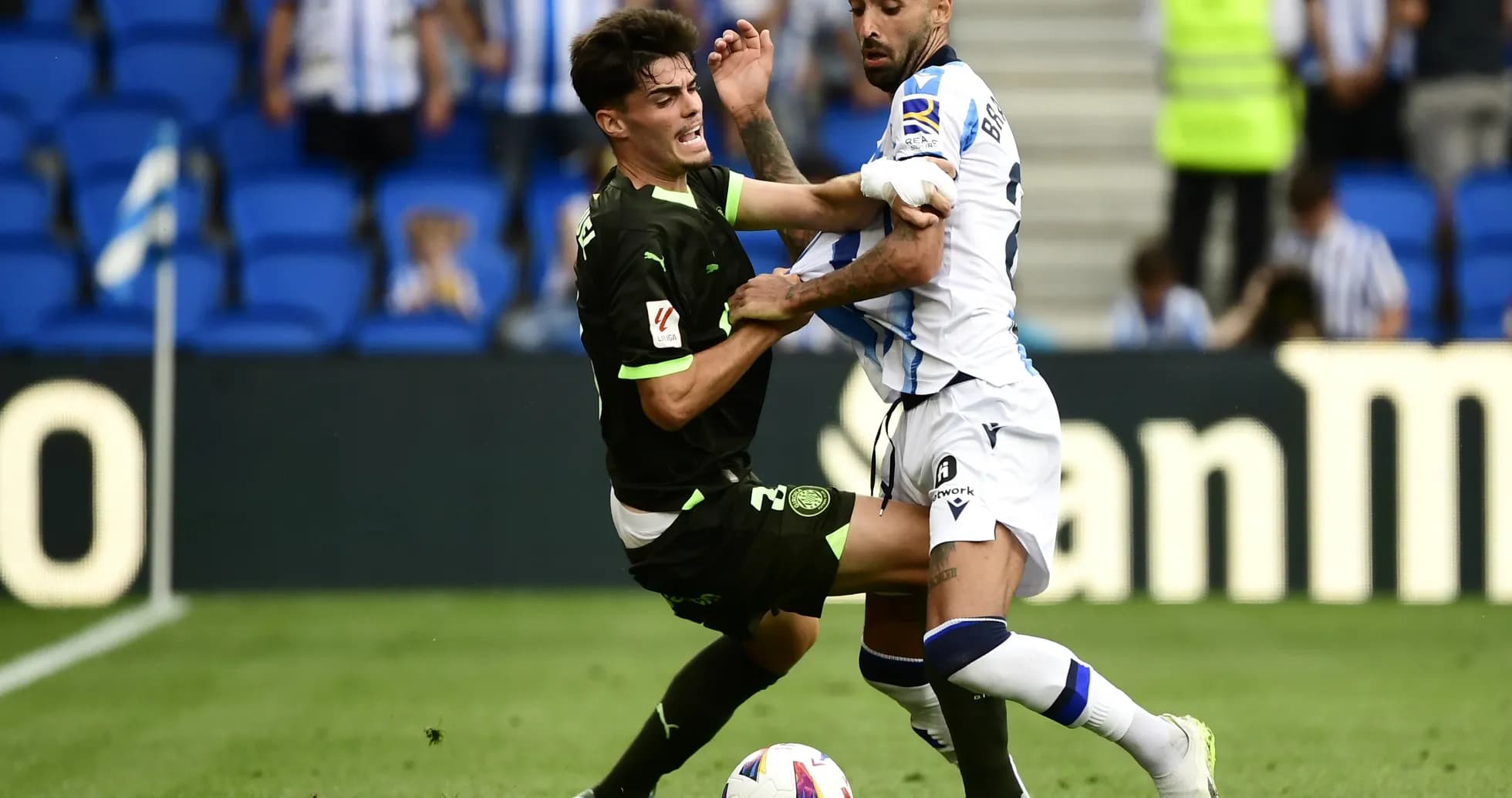 Dos jugadores compitiendo por el balón en La Liga