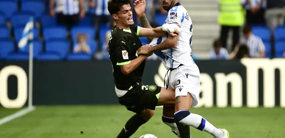 Dos jugadores compitiendo por el balón en La Liga
