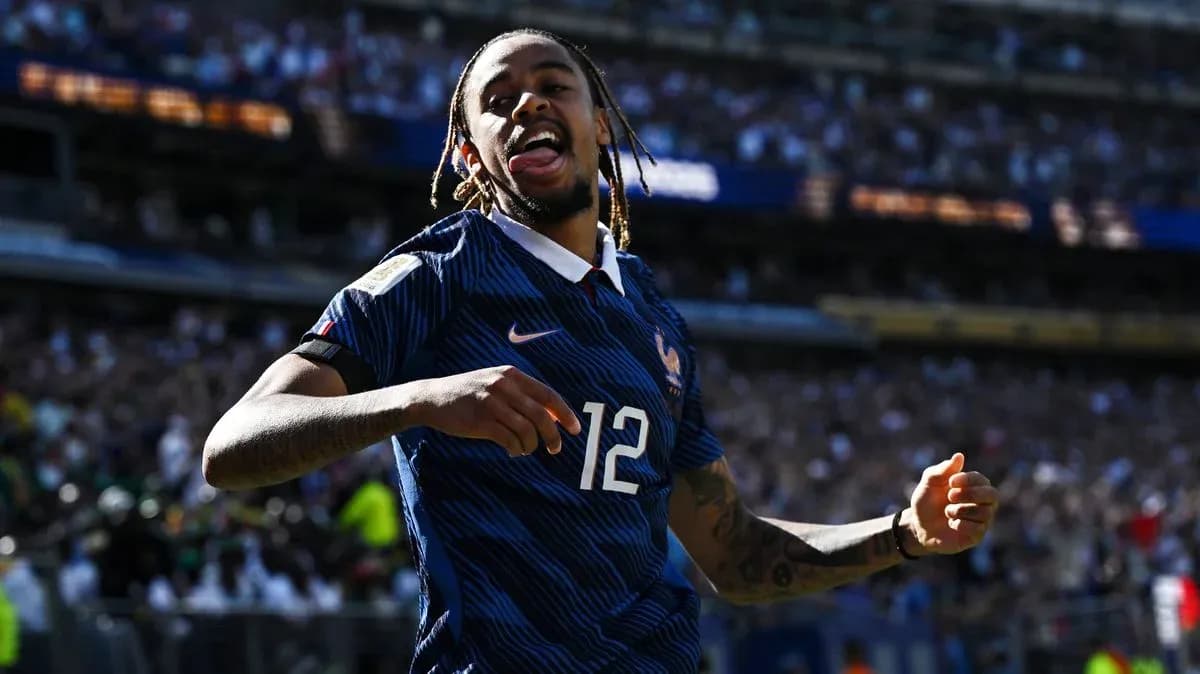 Jugador de Francia celebrando un gol en el estadio