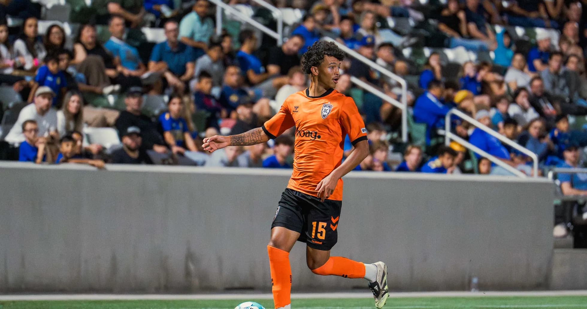 Jugador de Orange County SC durante el partido