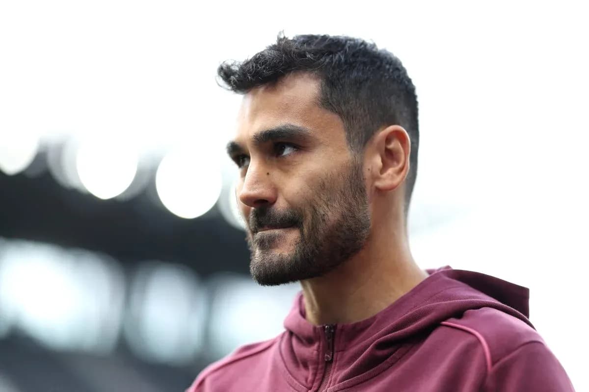 Jugador con chaqueta morada en el estadio