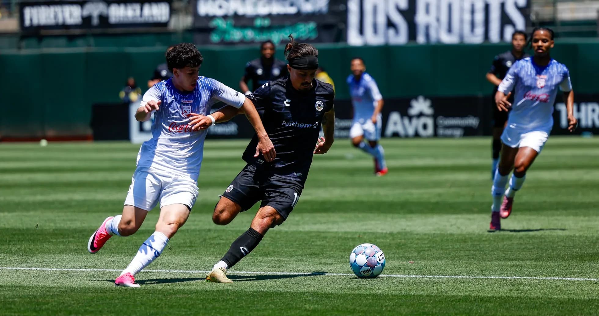 Jugador de Oakland Roots compitiendo por el balón