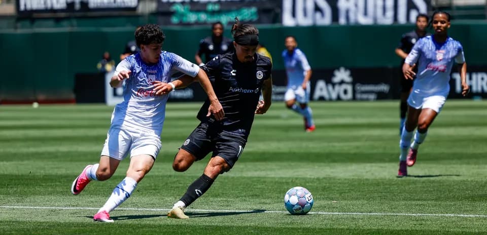 Jugador de Oakland Roots compitiendo por el balón