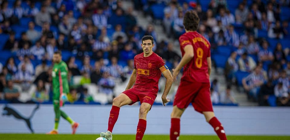 Jugador de Valencia pasando el balón