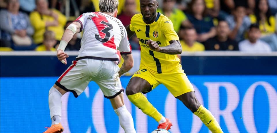 Jugador de Villarreal driblando a rival de Rayo Vallecano