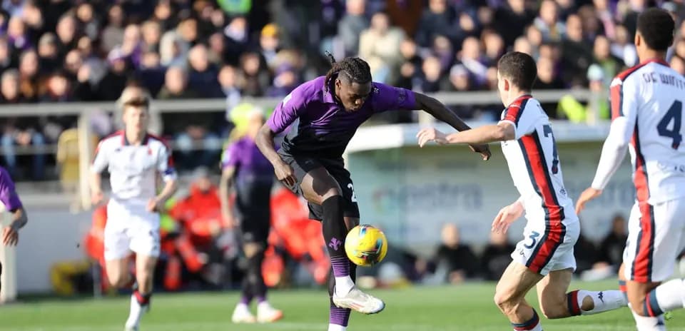 Jugador de Fiorentina controlando el balón en partido