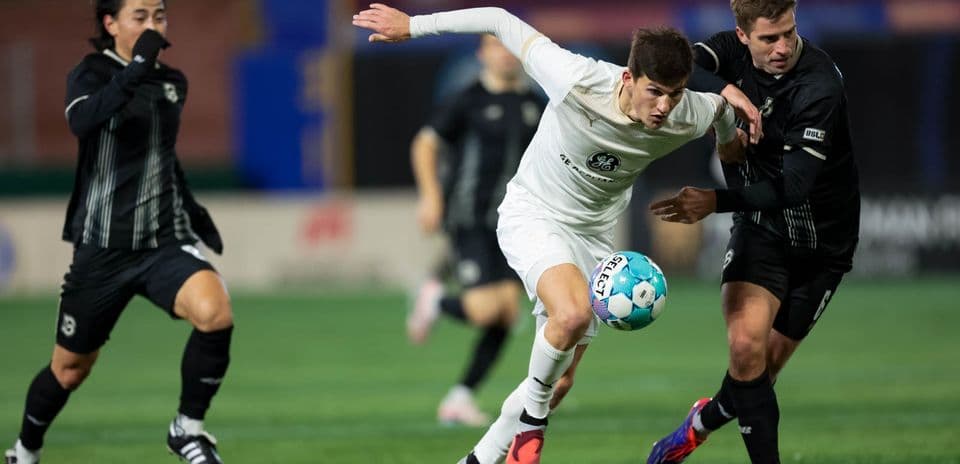 Jugador de fútbol luchando por el balón