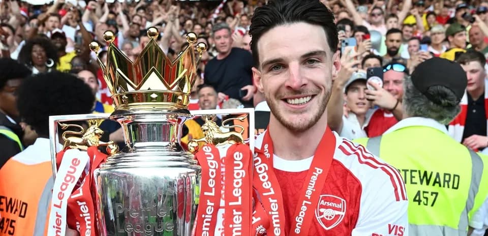 Jugador sosteniendo trofeo de la Premier League en celebración
