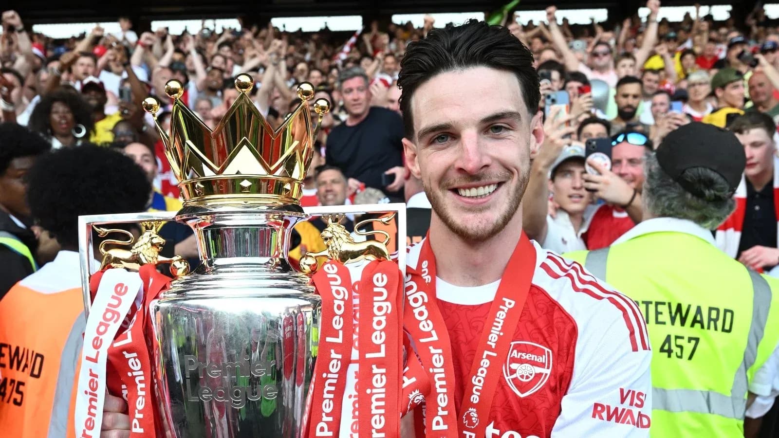 Jugador sosteniendo trofeo de la Premier League en celebración