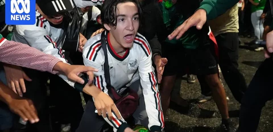 Joven celebrando con aficionados en evento deportivo