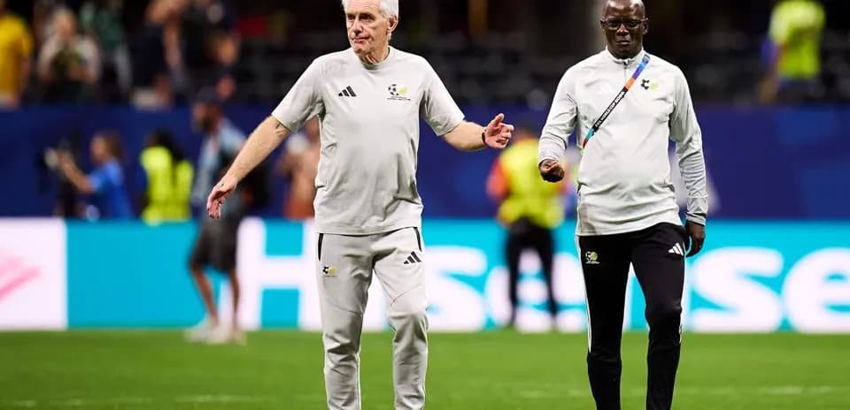 Entrenadores caminando por el campo antes del partido