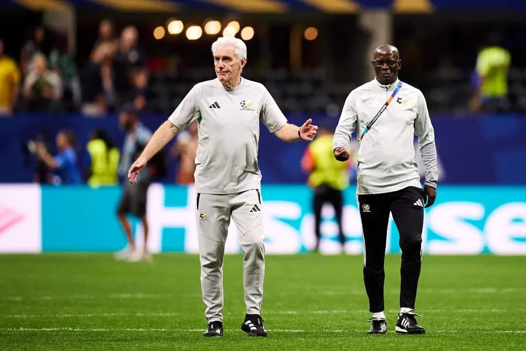 Entrenadores caminando por el campo antes del partido