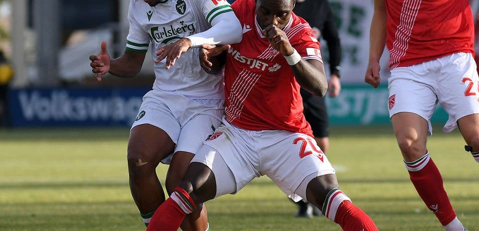 Dos jugadores luchando por el balón en el partido