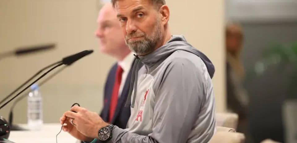 Entrenador en rueda de prensa con micrófono