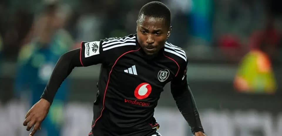 Jugador de Orlando Pirates corriendo con balón en el campo