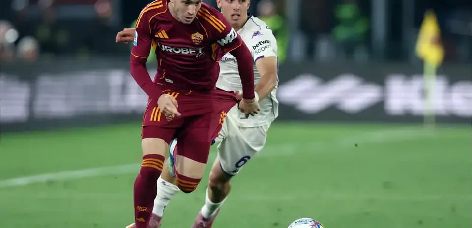 Jugador de la Roma driblando mientras es perseguido