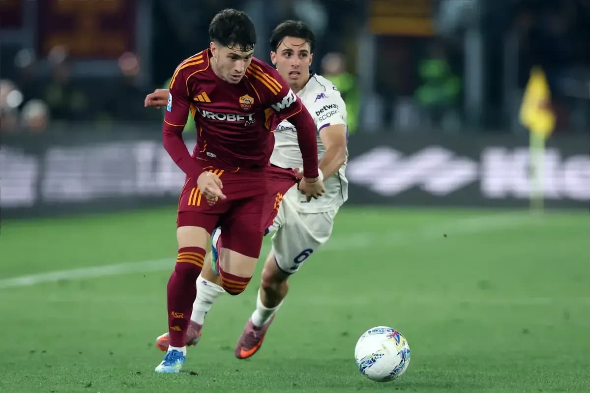 Jugador de la Roma driblando mientras es perseguido
