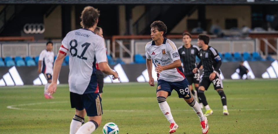 Jugadores de Real Monarchs en partido