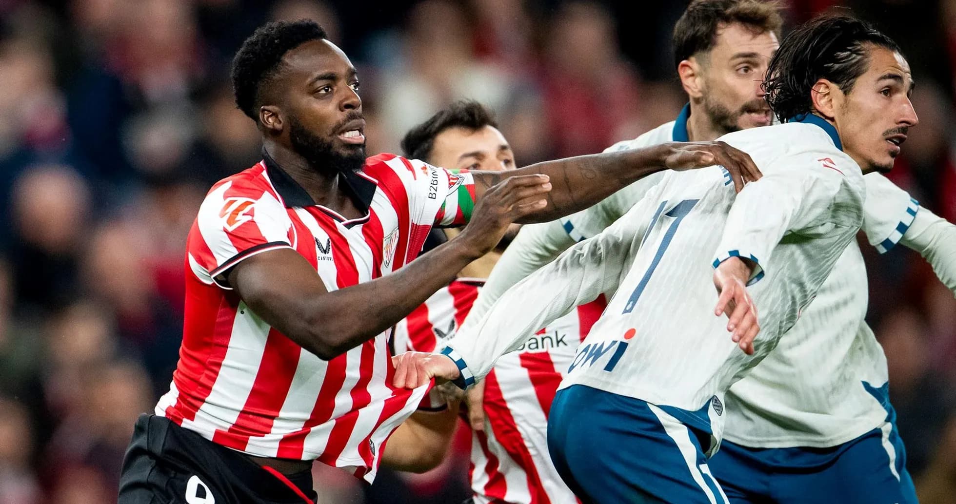 Jugadores en acción durante un partido de fútbol