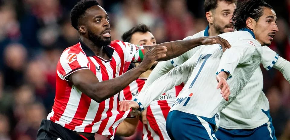 Jugadores en acción durante un partido de fútbol