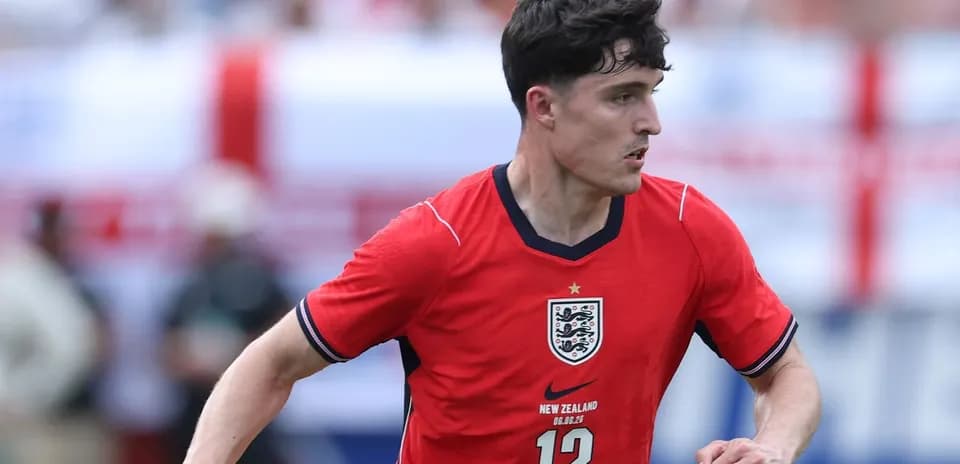 Jugador de Inglaterra corriendo durante el partido