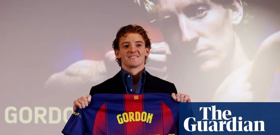 Jugador presenta camiseta de Barcelona durante conferencia