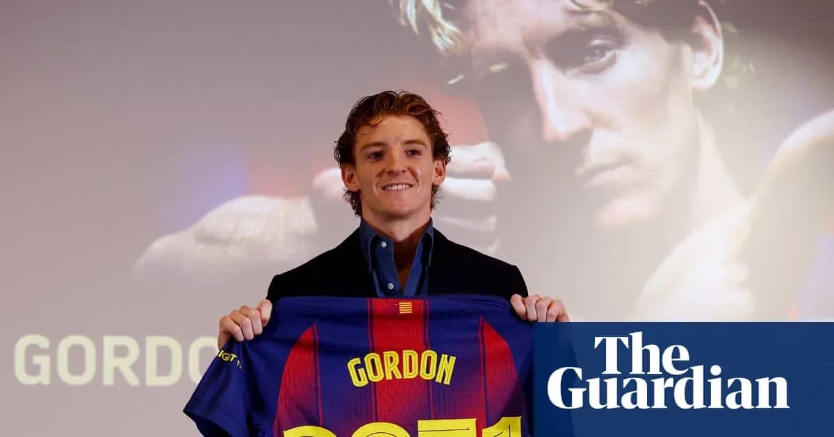 Jugador presenta camiseta de Barcelona durante conferencia