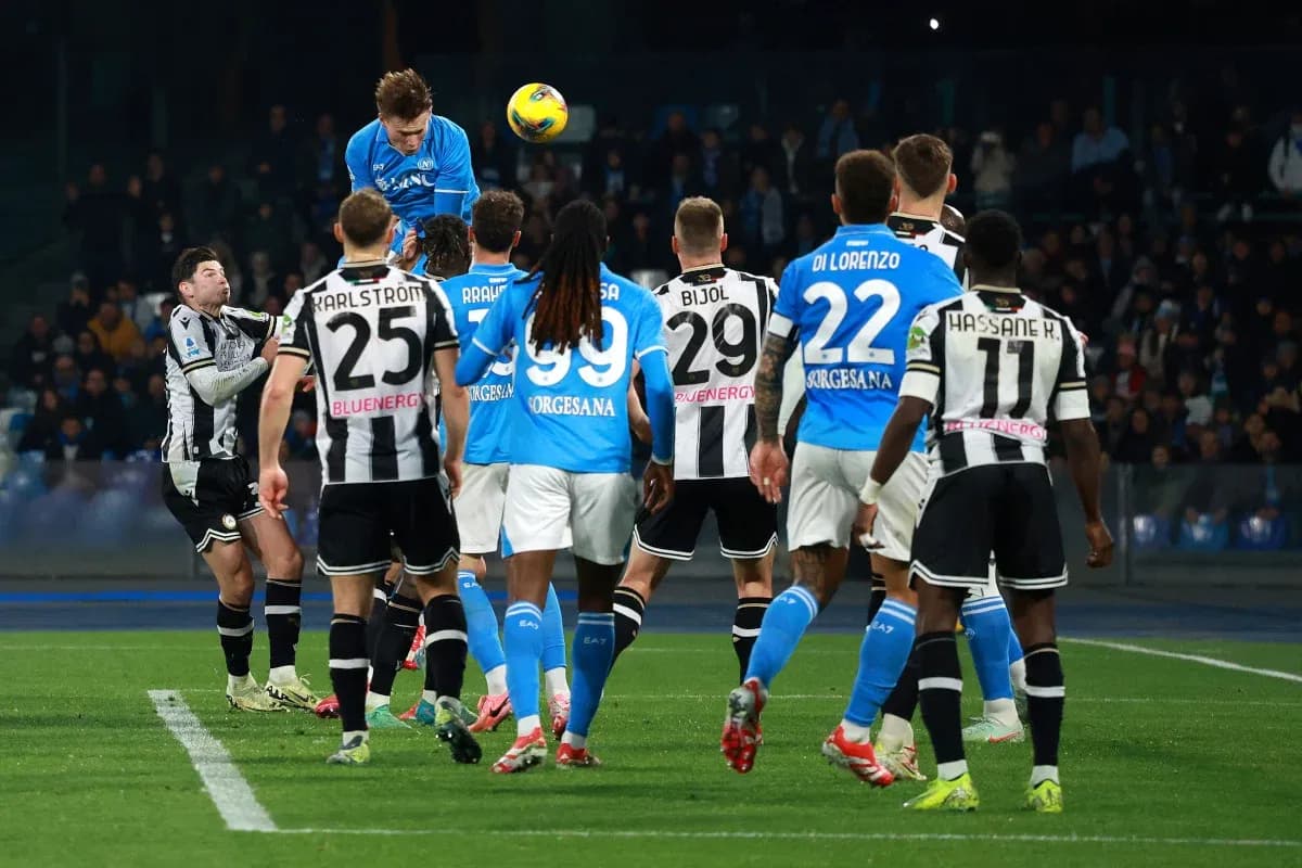 Jugador de Napoli saltando para un cabezazo