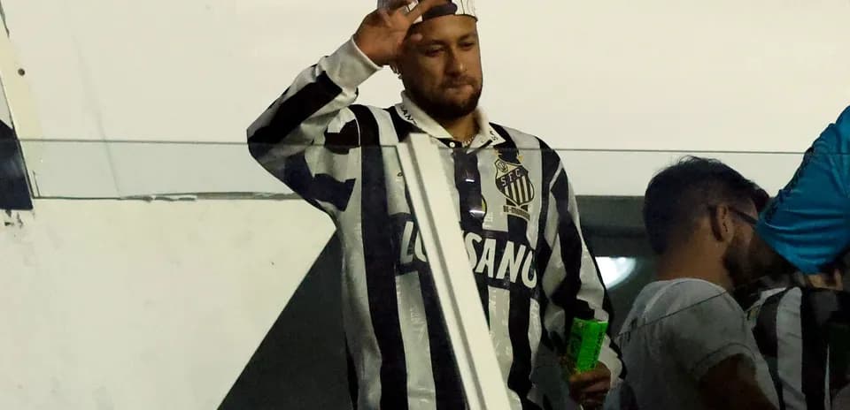 Jugador saludando en las gradas del estadio