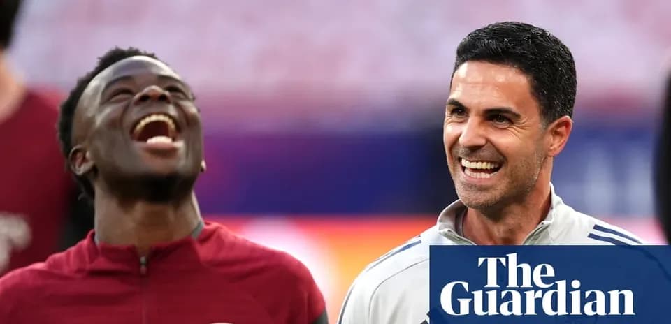 Entrenador y jugador riendo durante sesión de entrenamiento