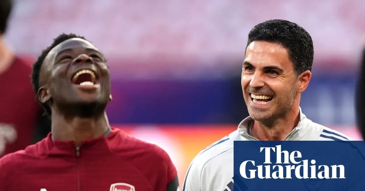 Entrenador y jugador riendo durante sesión de entrenamiento