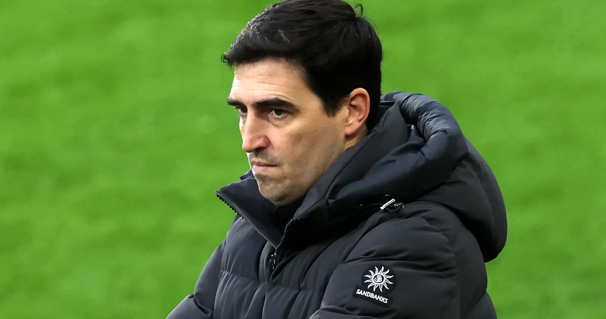 Entrenador observando el juego desde la línea de banda