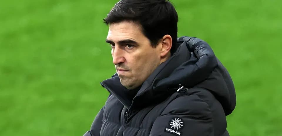 Entrenador observando el juego desde la línea de banda