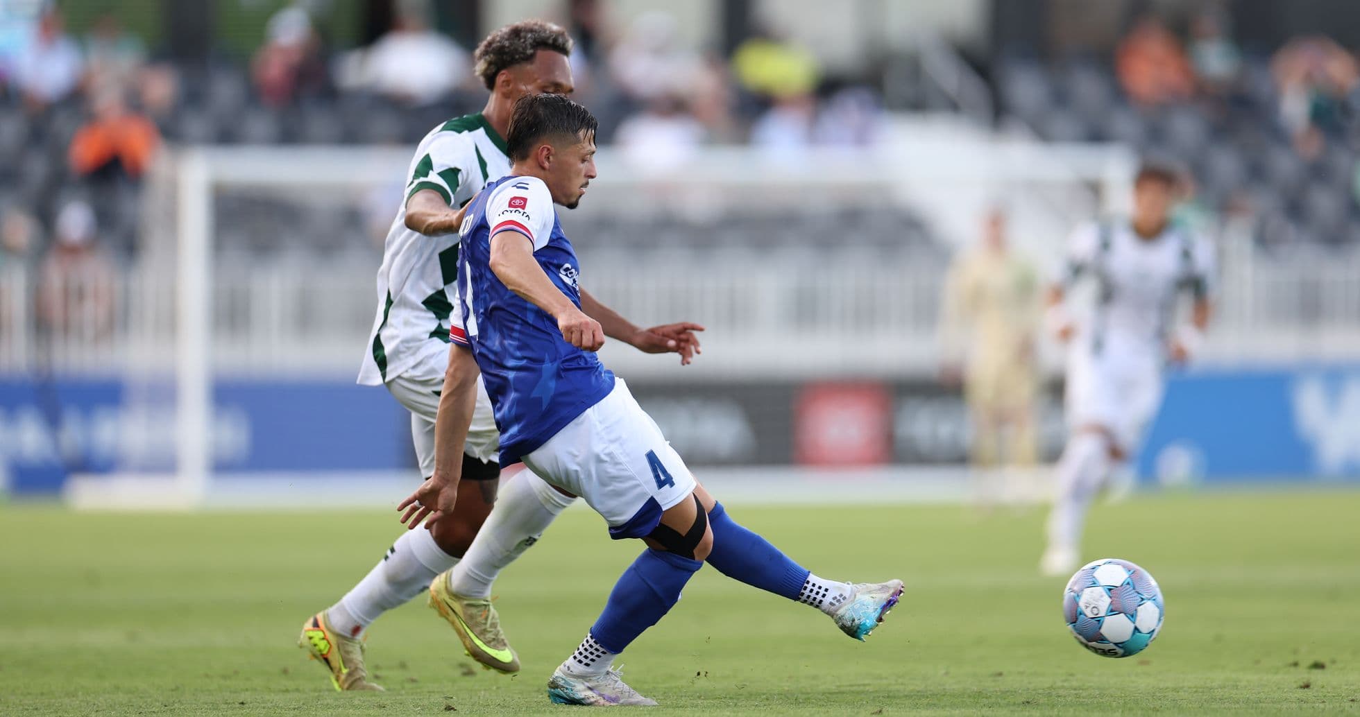 Jugador de Lexington pateando el balón en partido