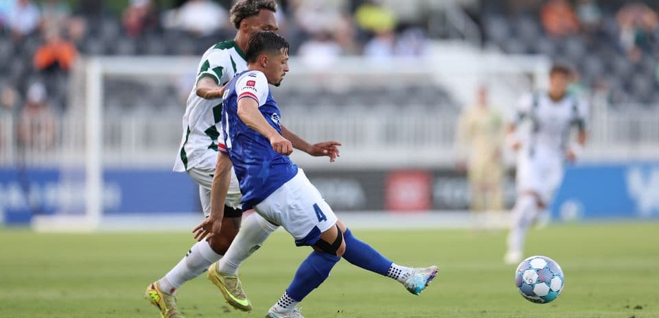 Jugador de Lexington pateando el balón en partido
