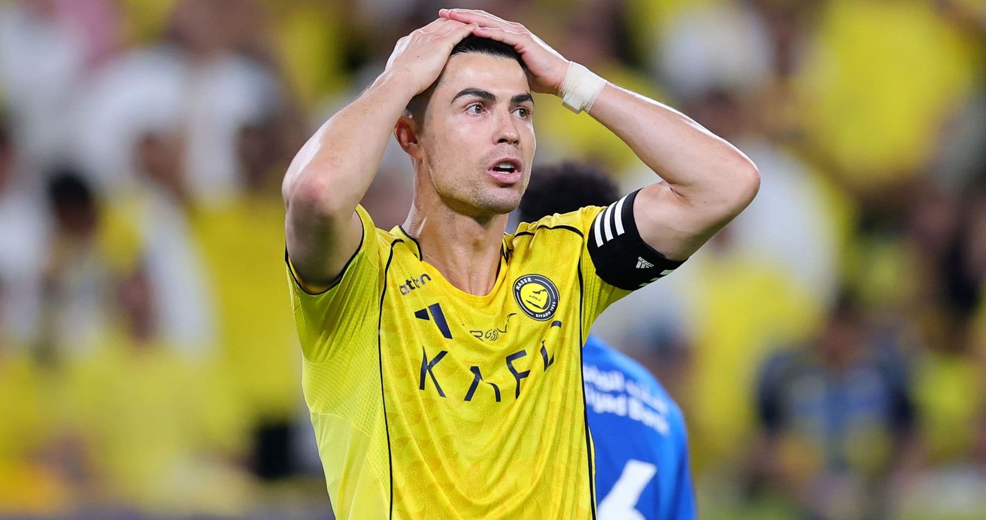 Jugador con camiseta amarilla mostrando frustración en el partido