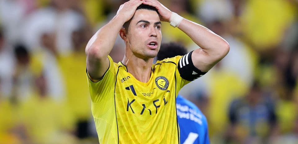 Jugador con camiseta amarilla mostrando frustración en el partido