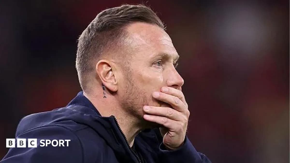 Entrenador pensativo en el banquillo durante el partido