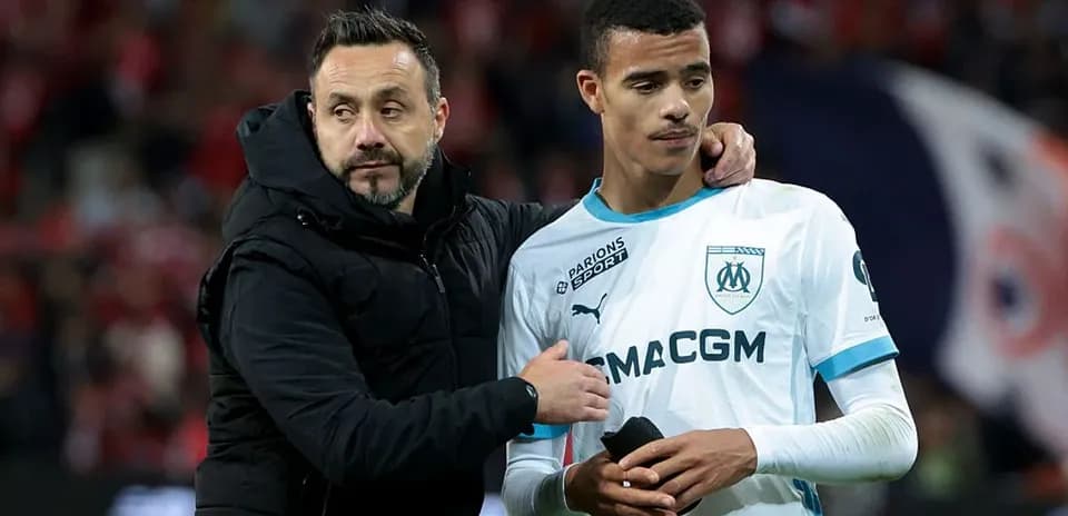 Entrenador y jugador del Olympique de Marsella en el campo