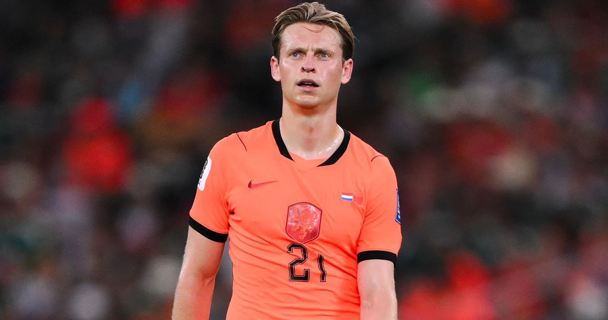 Jugador de fútbol en uniforme naranja durante el partido