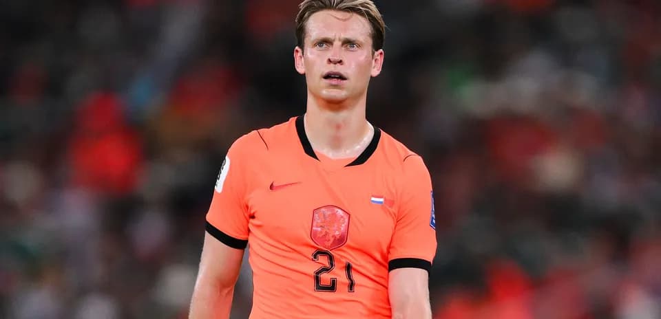Jugador de fútbol en uniforme naranja durante el partido
