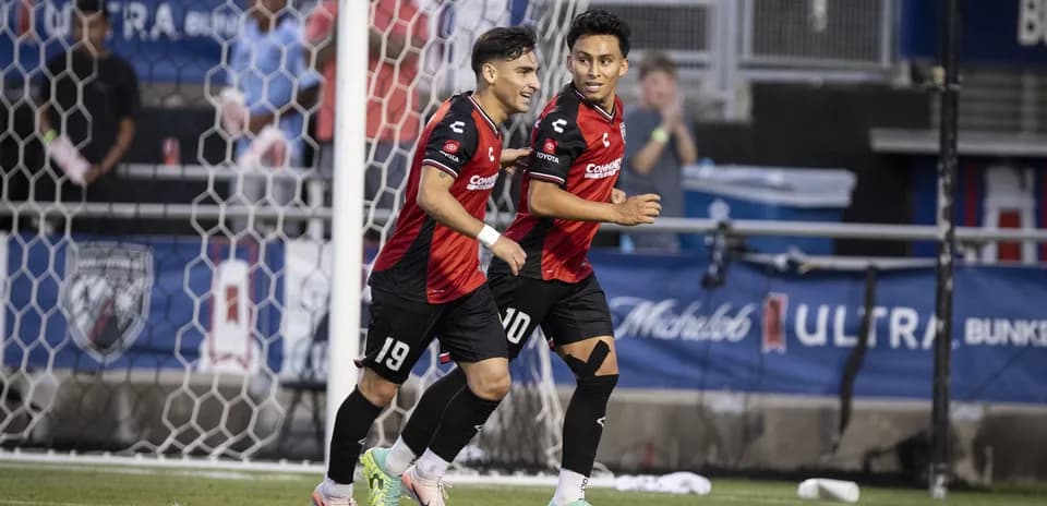Dos jugadores celebrando un gol en el partido