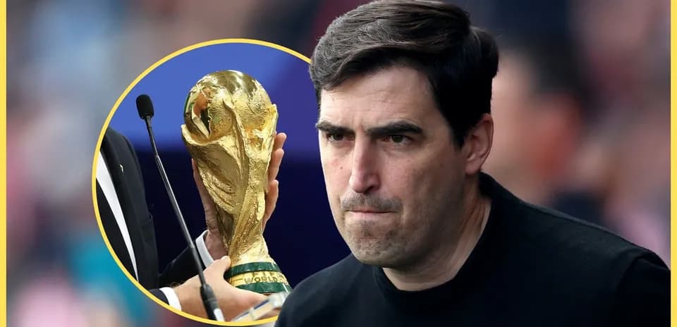 Entrenador mirando hacia la Copa del Mundo
